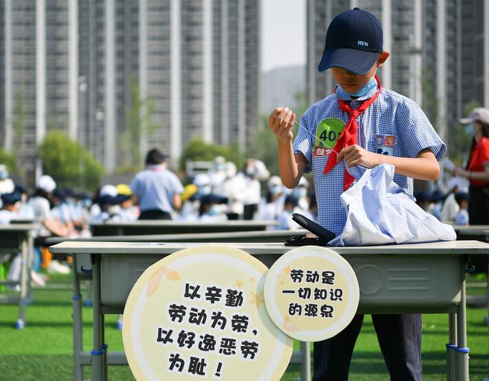 孩子們，上勞動(dòng)課了！