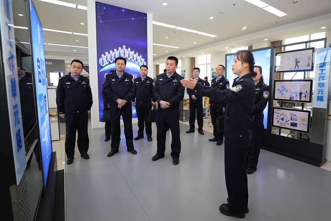 揚鞭自?shī)^蹄?奮斗正當