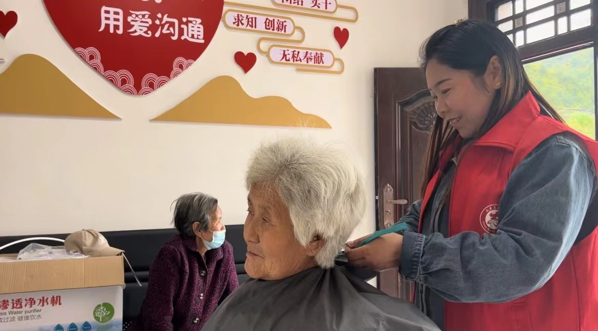 甘肅成縣：義務(wù)理發(fā)讓