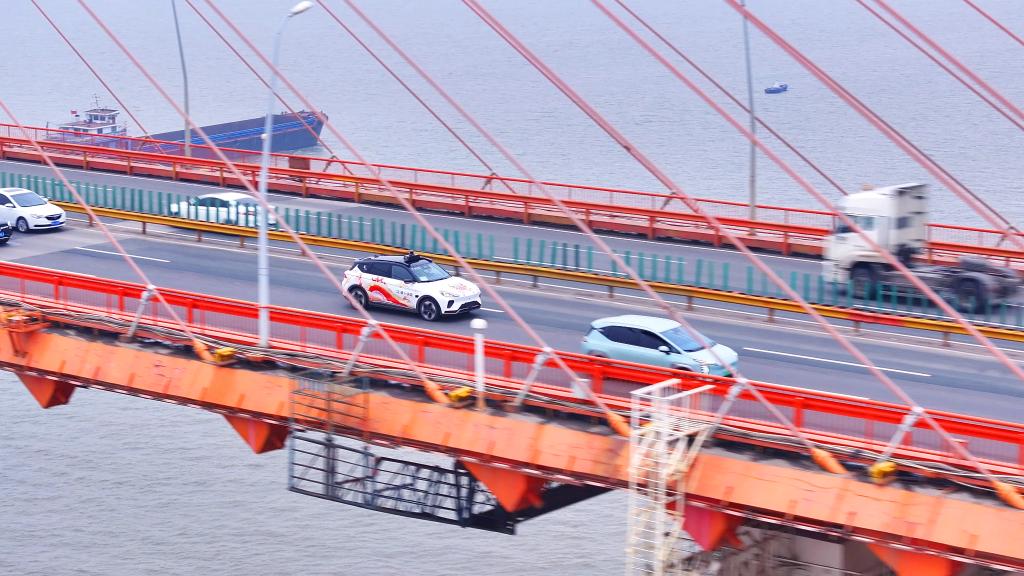 無(wú)人自動(dòng)駕駛汽車(chē)跨長(cháng)