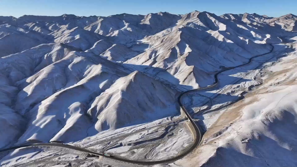甘肅阿克塞：雪后當金山